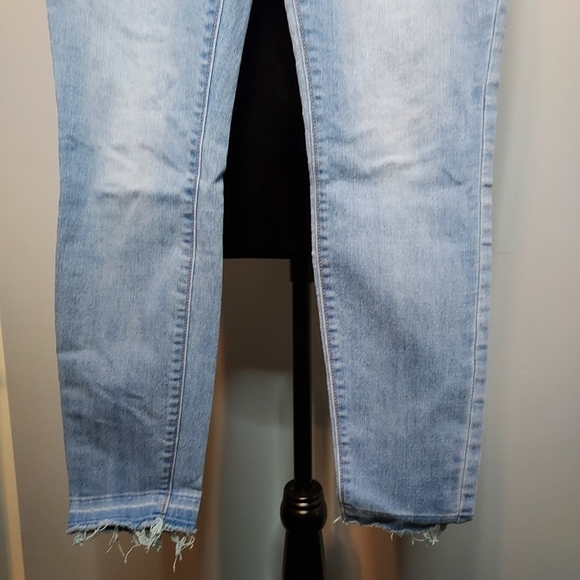 Old Navy Light Wash Mid-Rise Rockstar Jeans Size 2 - Picture 3 of 10